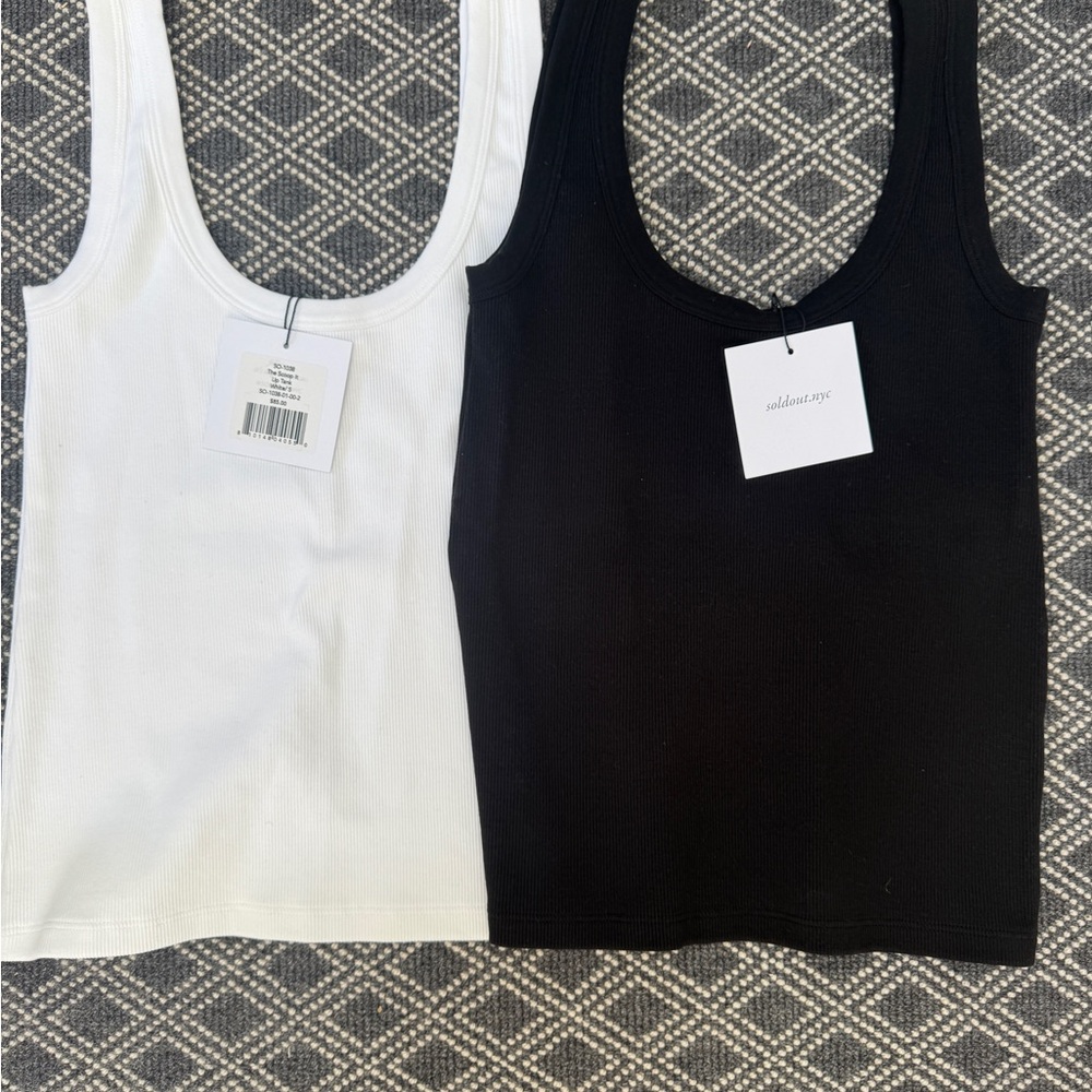 Sleek Black Sleeveless Fitted Tank Top